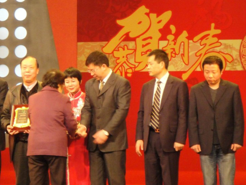 上海市慈善基金会陈铁迪名誉会长向张经理授爱心企业牌