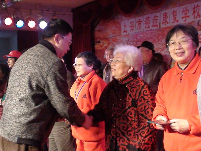张经理向参加肿瘤康复班的结业学员颁发结业证书